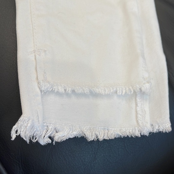⭐️Chic White DL1961 Jeans w/ Frayed hem and knee + Pristine Condition ✨ - Picture 4 of 5